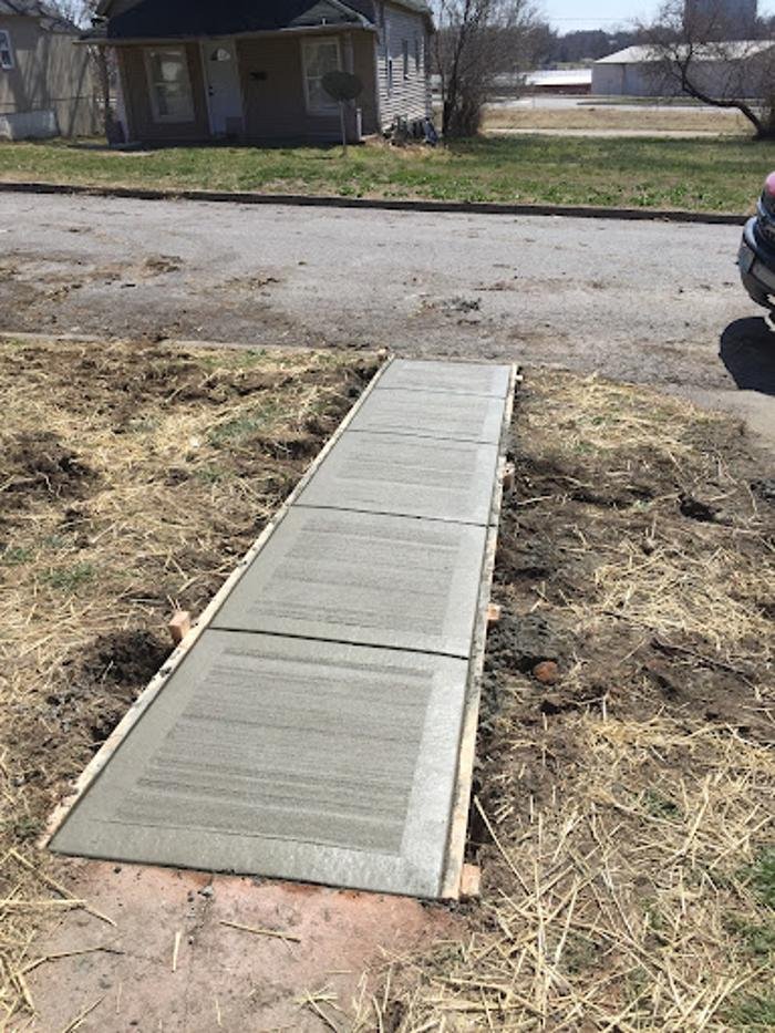 Residential concrete sidewalk and front walkway in the Kansas City Northland